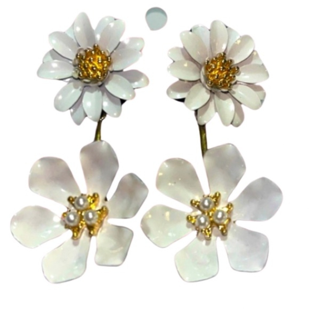 Women’s White Flower & Goldtone W/Pearl Accent Earrings, Never worn